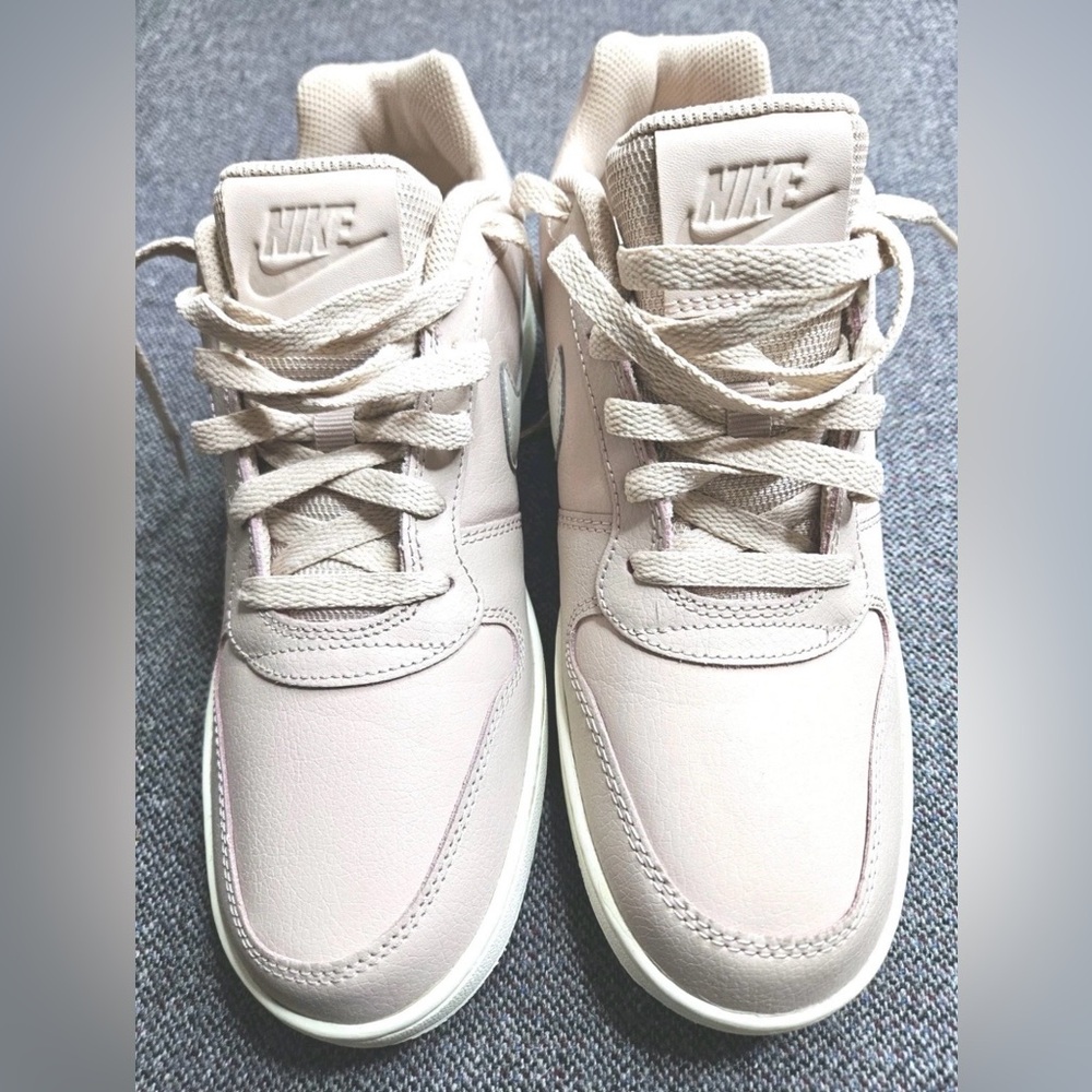 Women’s size 10 Ebernon low sneakers “Particle Beige” beautiful excellent cond